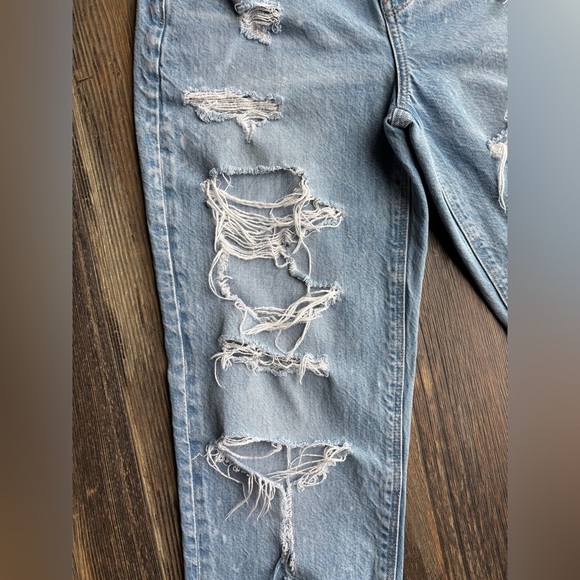 American Eagle Heavily Distressed Mom Jean Womens 4 Long Light Wash Blue Denim - Picture 11 of 12